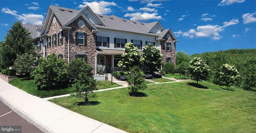 302 Summer Court - Photo 0