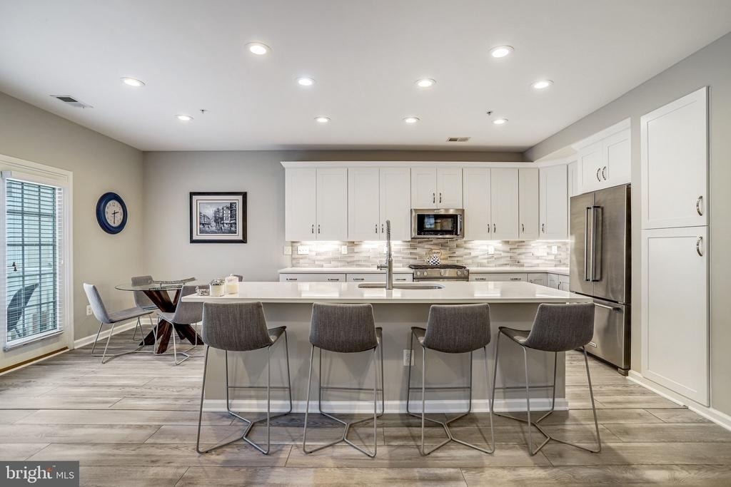 358 Urban Avenue - Photo 3