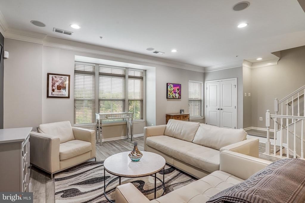 358 Urban Avenue - Photo 7