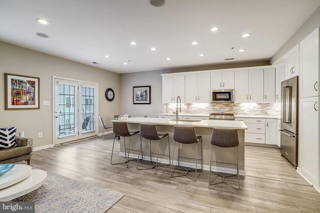 358 Urban Avenue - Photo 4