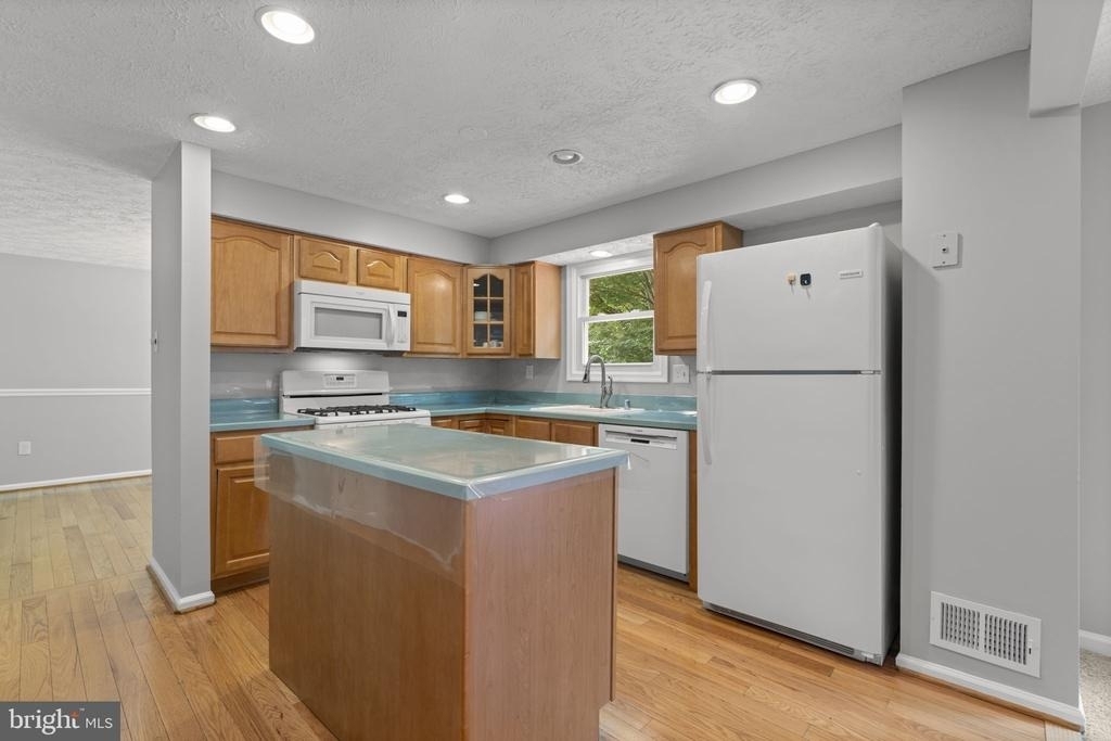 8428 Braddock Way - Photo 10