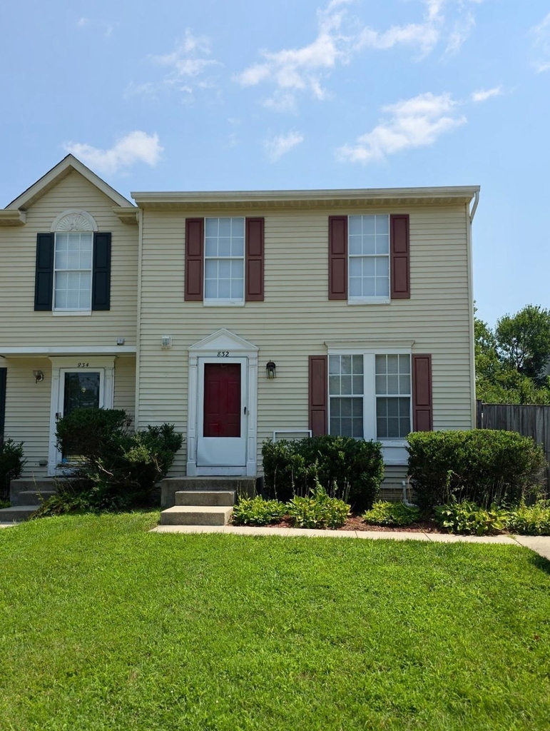 832 Nutmeg Court - Photo 0