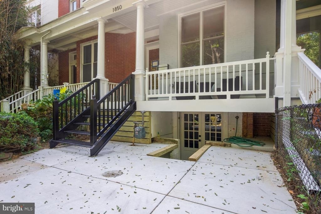 1850 Ingleside Terrace Nw - Photo 1
