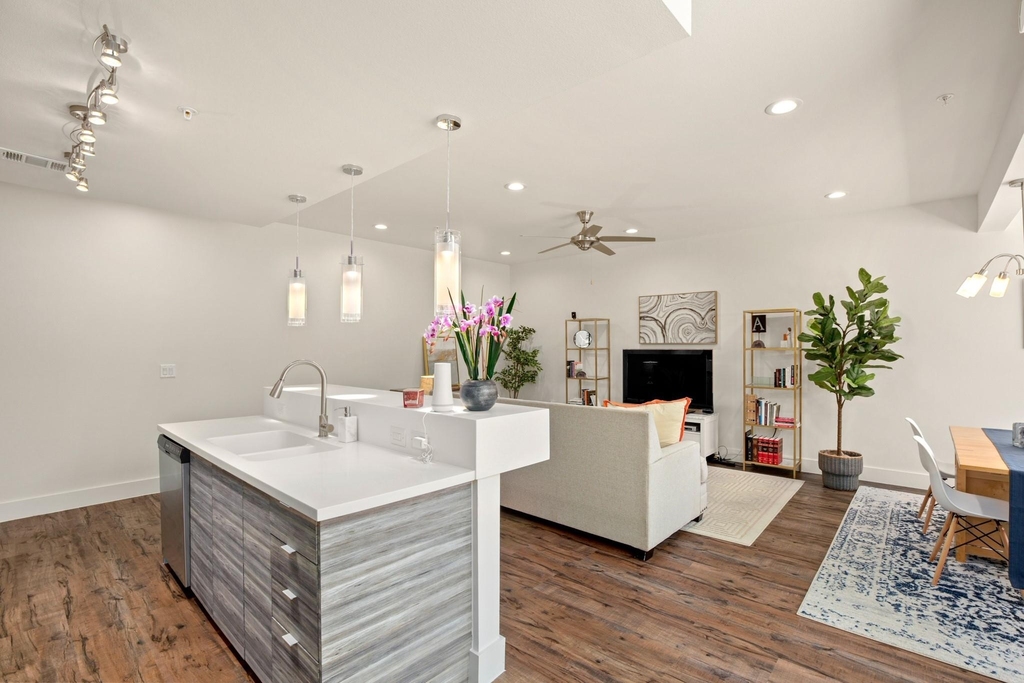 604 N Bluff Dr - Photo 8