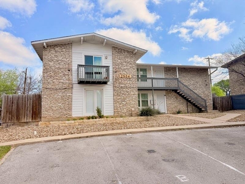 2504 Manor Cir - Photo 1