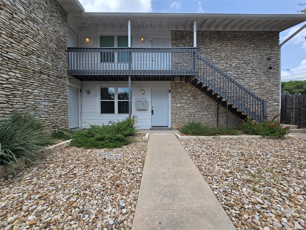 2504 Manor Cir - Photo 0