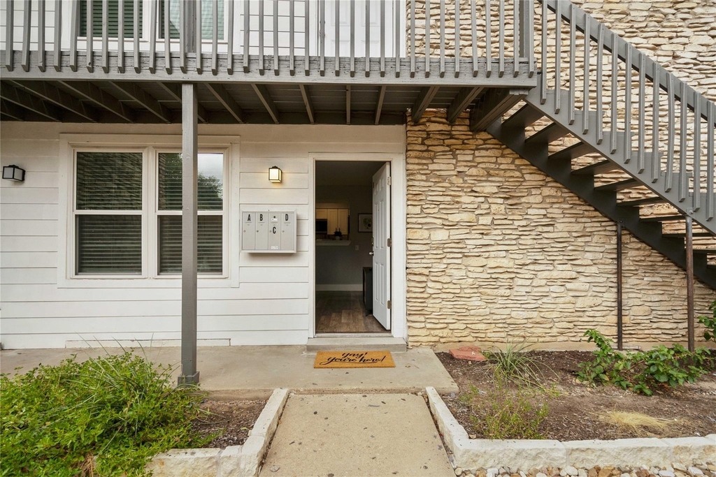 2504 Manor Cir - Photo 2