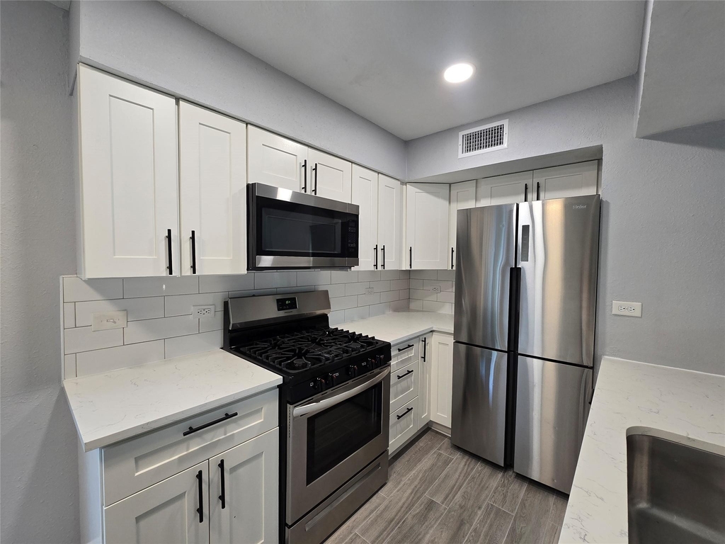 2504 Manor Cir - Photo 4