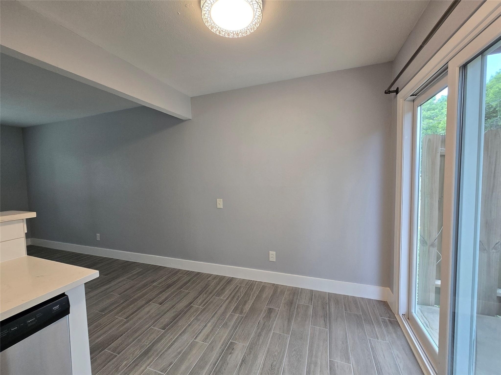 2504 Manor Cir - Photo 7