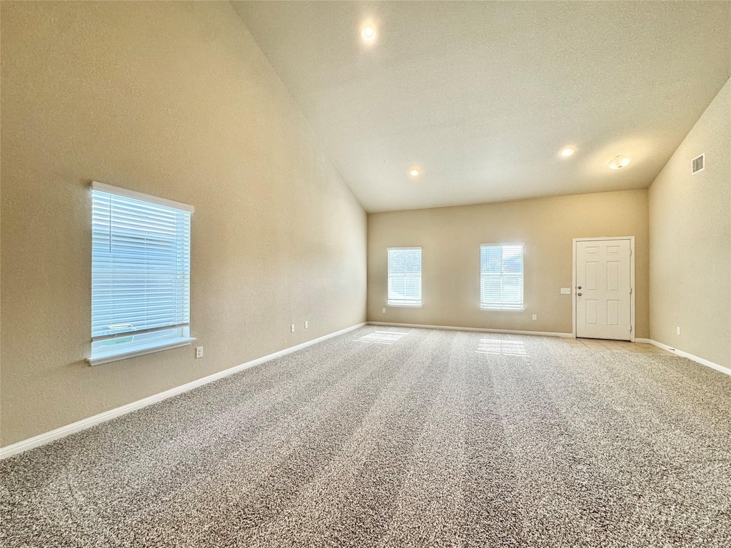 1521 Maier Dr - Photo 4