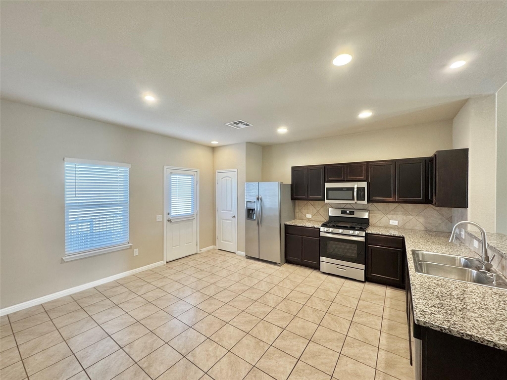 1521 Maier Dr - Photo 3