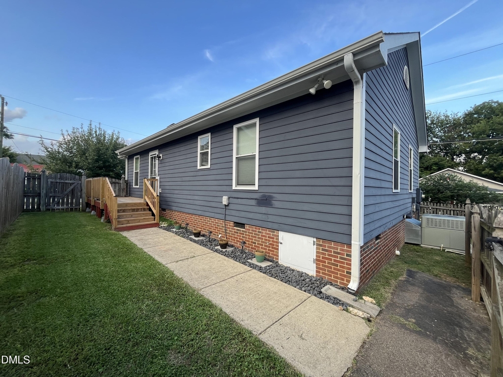 620 E Davie Street - Photo 2