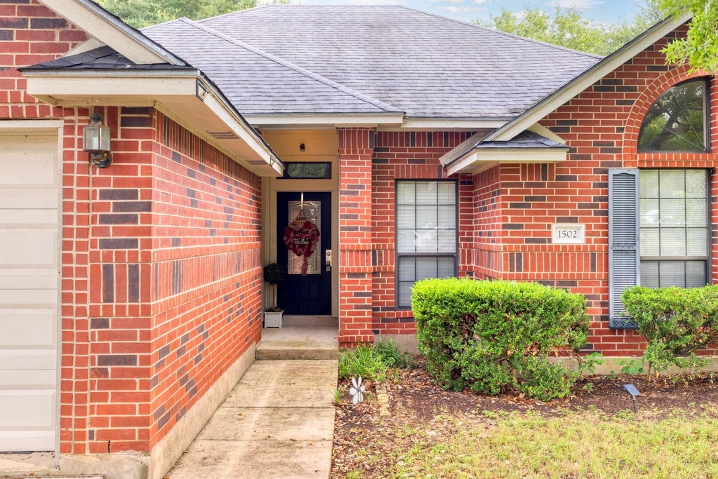 1502 Oak Knoll Ln - Photo 1