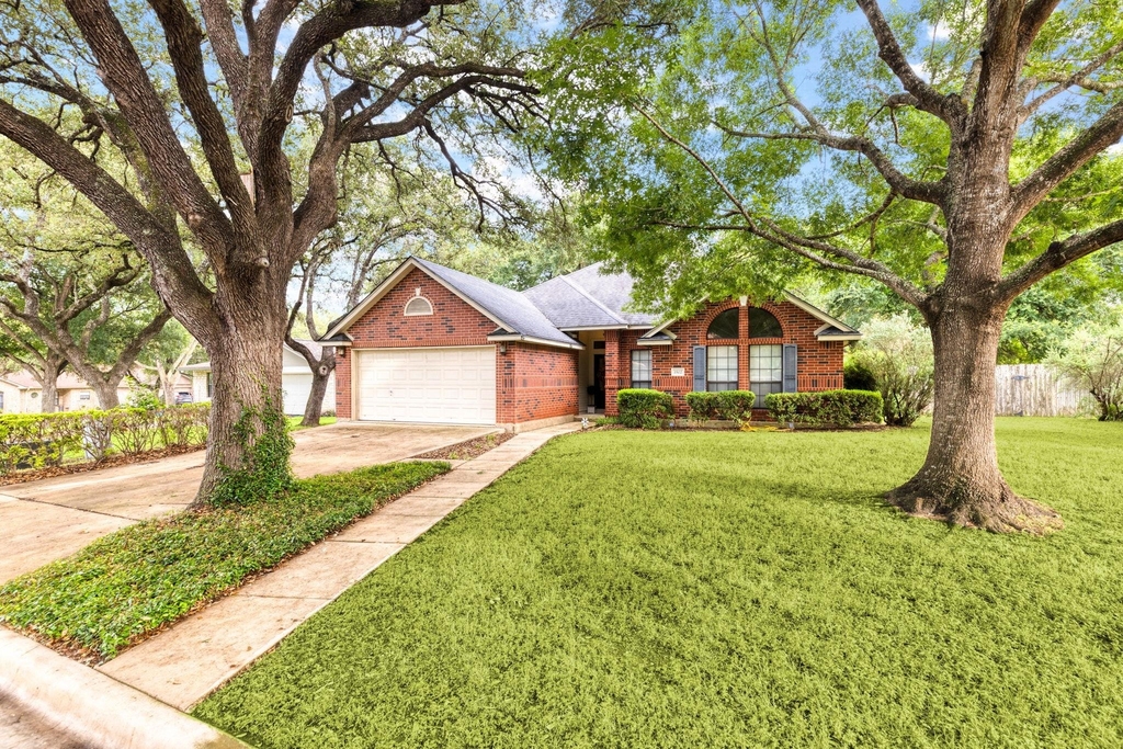 1502 Oak Knoll Ln - Photo 0