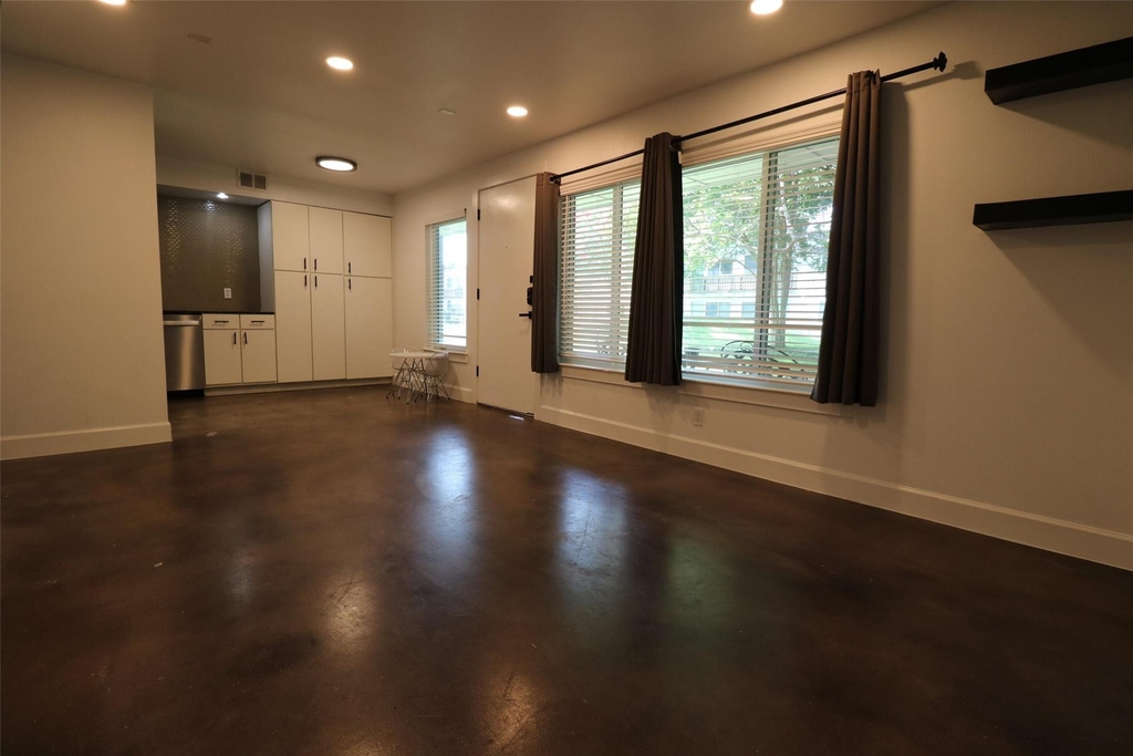 2200 Dickson Dr - Photo 3
