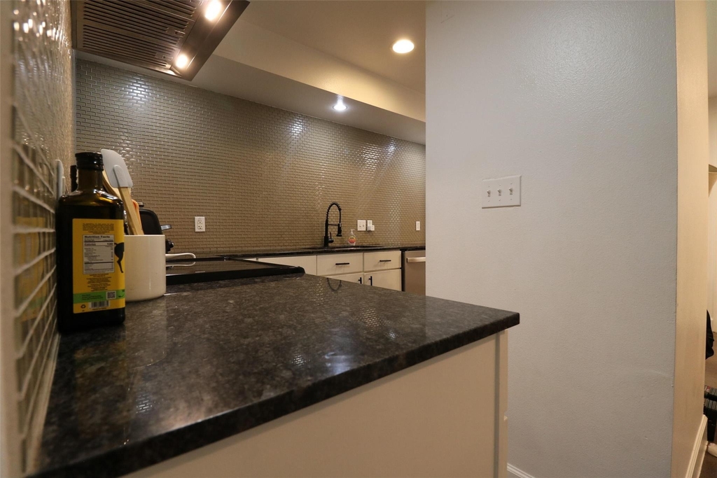 2200 Dickson Dr - Photo 8