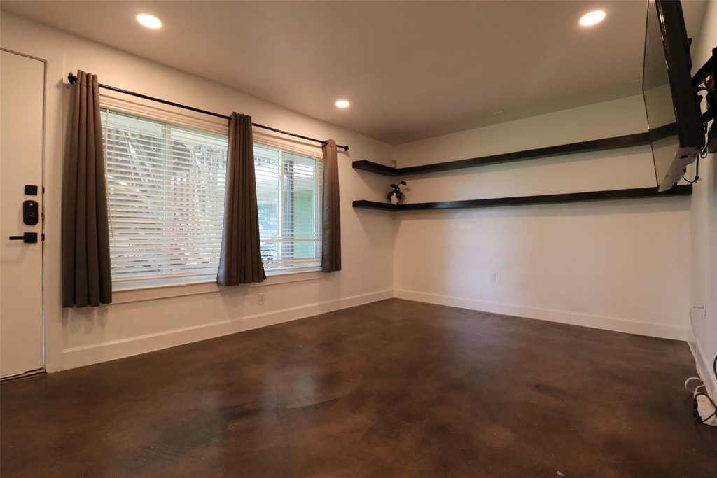 2200 Dickson Dr - Photo 2