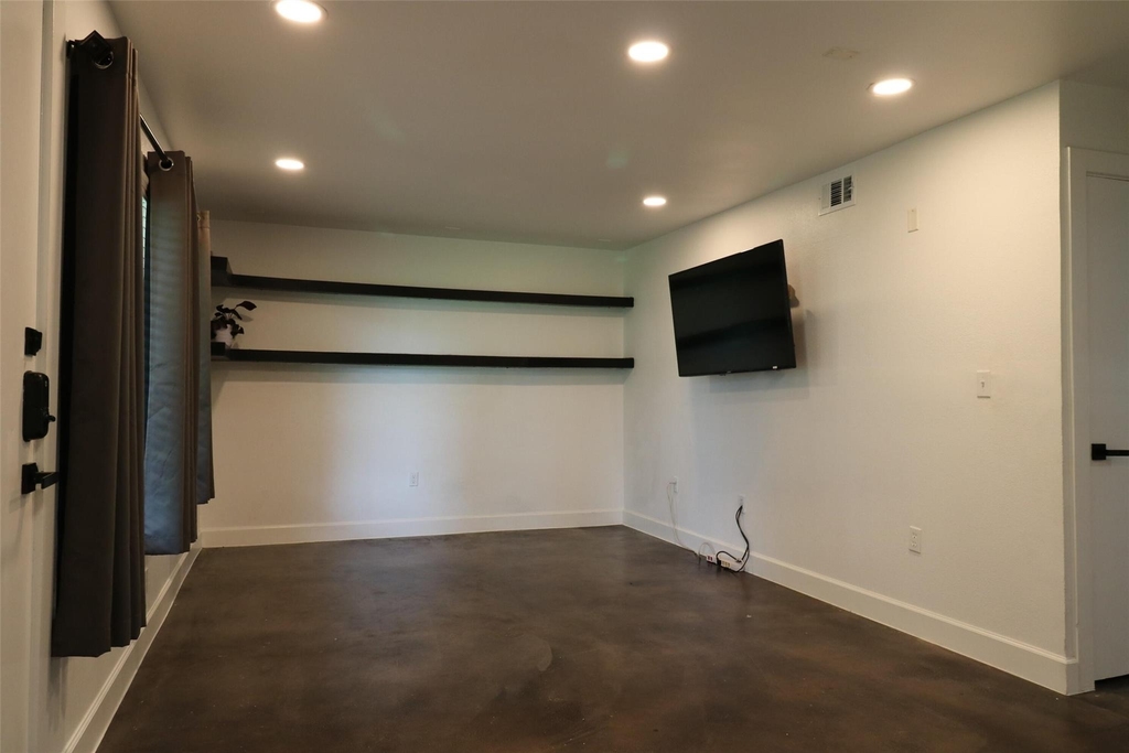 2200 Dickson Dr - Photo 4