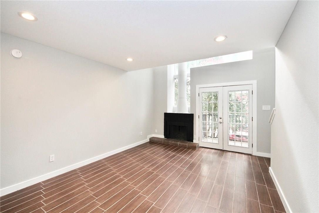 1600 West Ave - Photo 0