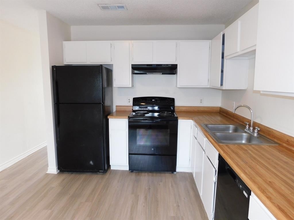 1002 Southwalk St - Photo 2