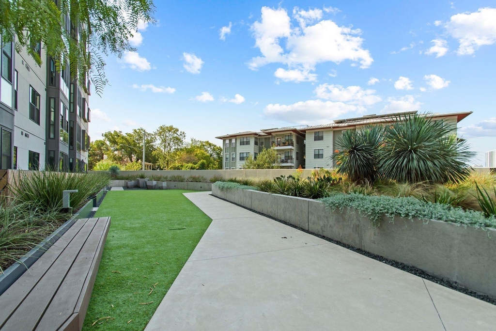800 Embassy Dr - Photo 30
