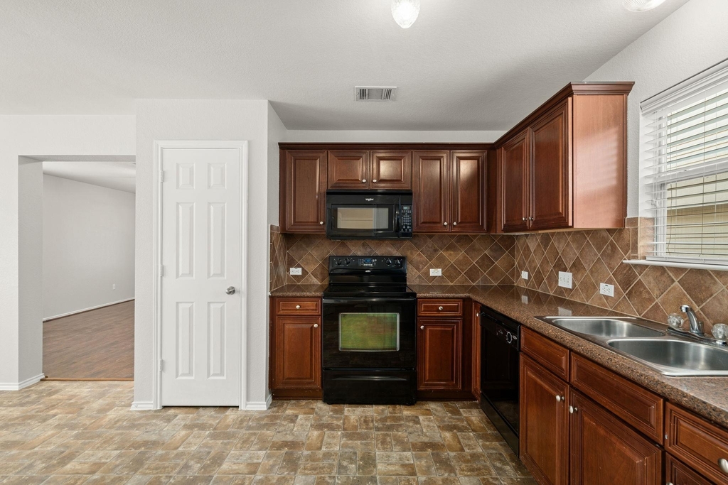 710 Alamo Plaza Dr - Photo 2
