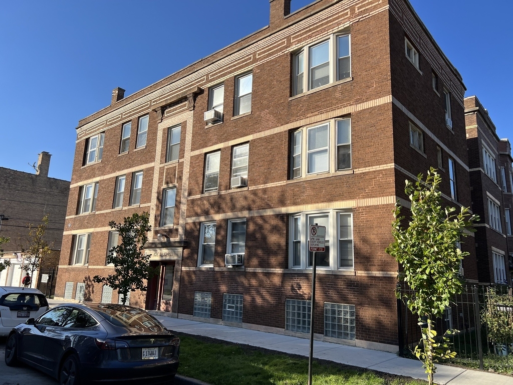 4038 W Dickens Avenue - Photo 0