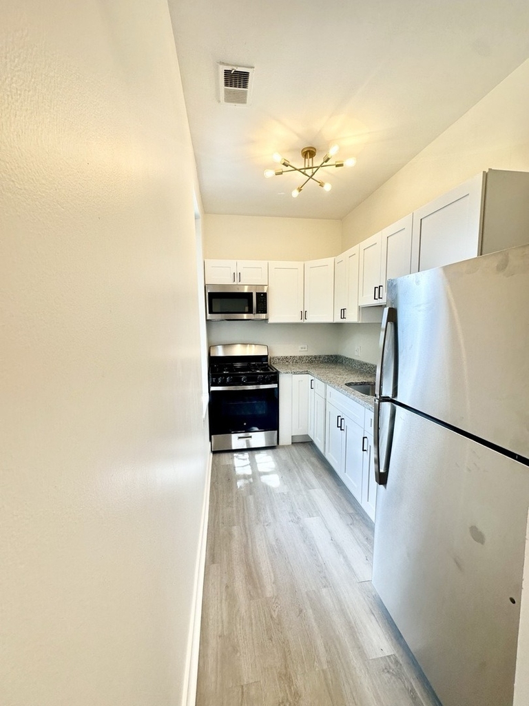 3008 W 23rd Street - Photo 8