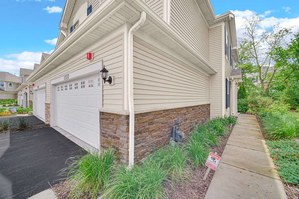 1537 Kraft Avenue - Photo 3