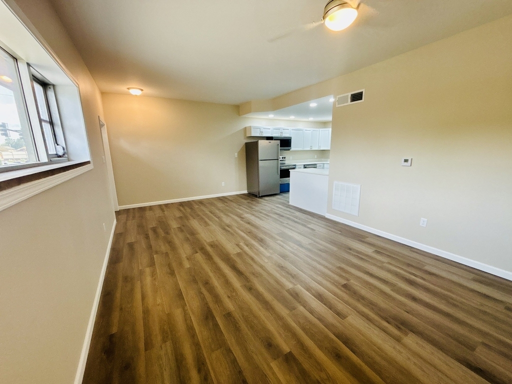 100 W Superior Street - Photo 3
