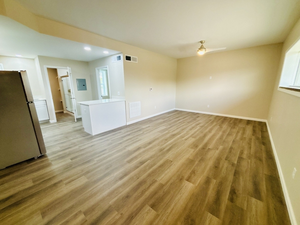 100 W Superior Street - Photo 2
