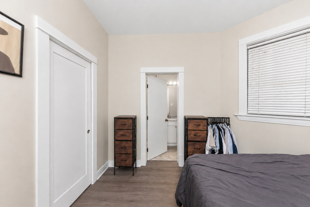 954 W Cuyler Avenue - Photo 3