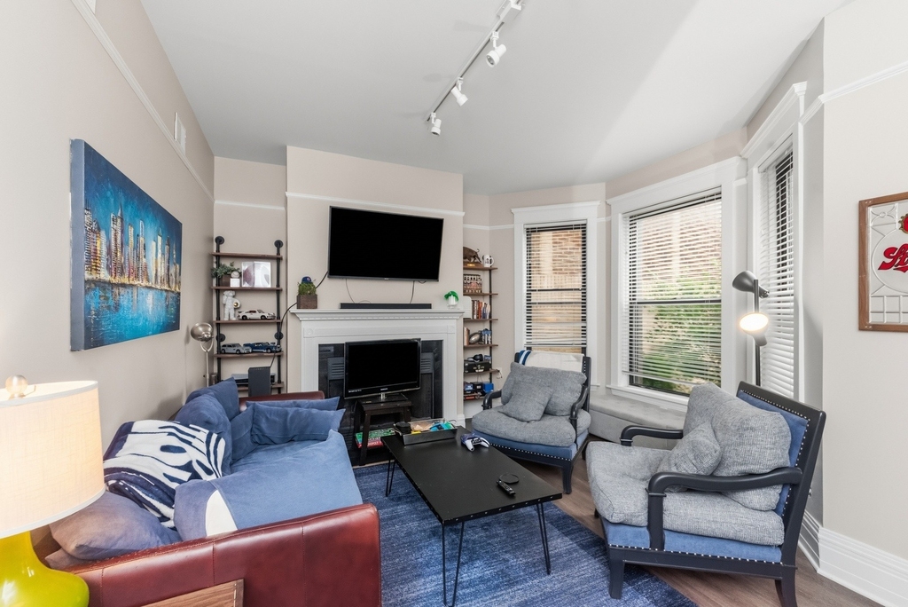 954 W Cuyler Avenue - Photo 1