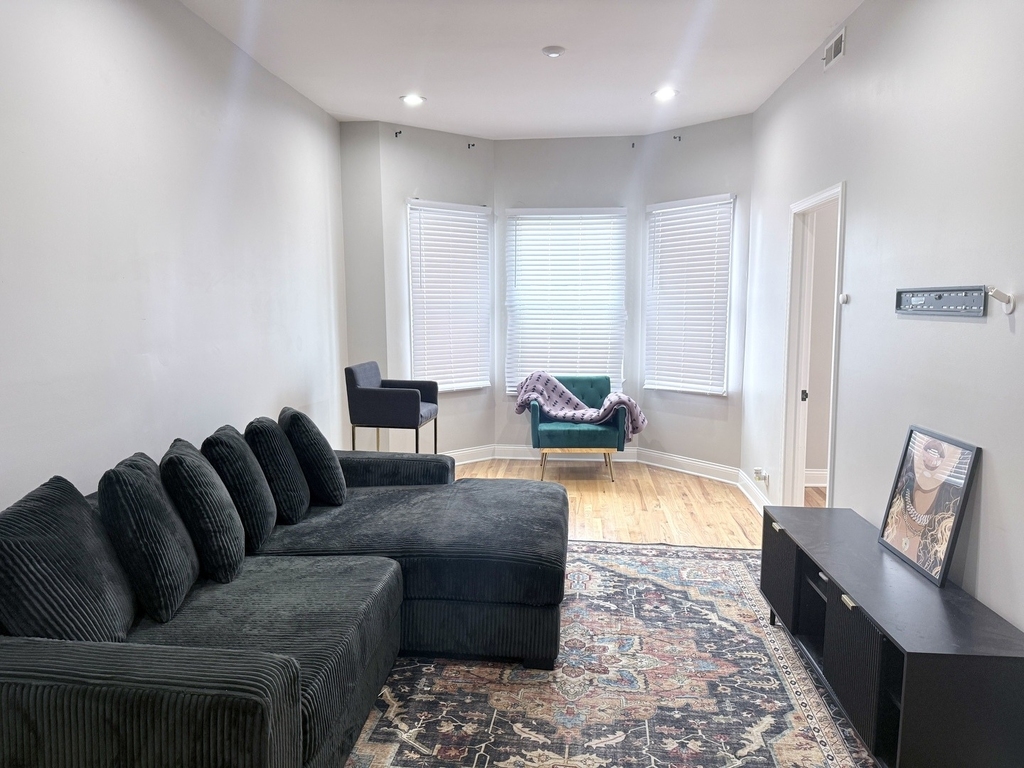 3008 E 81st Street - Photo 3