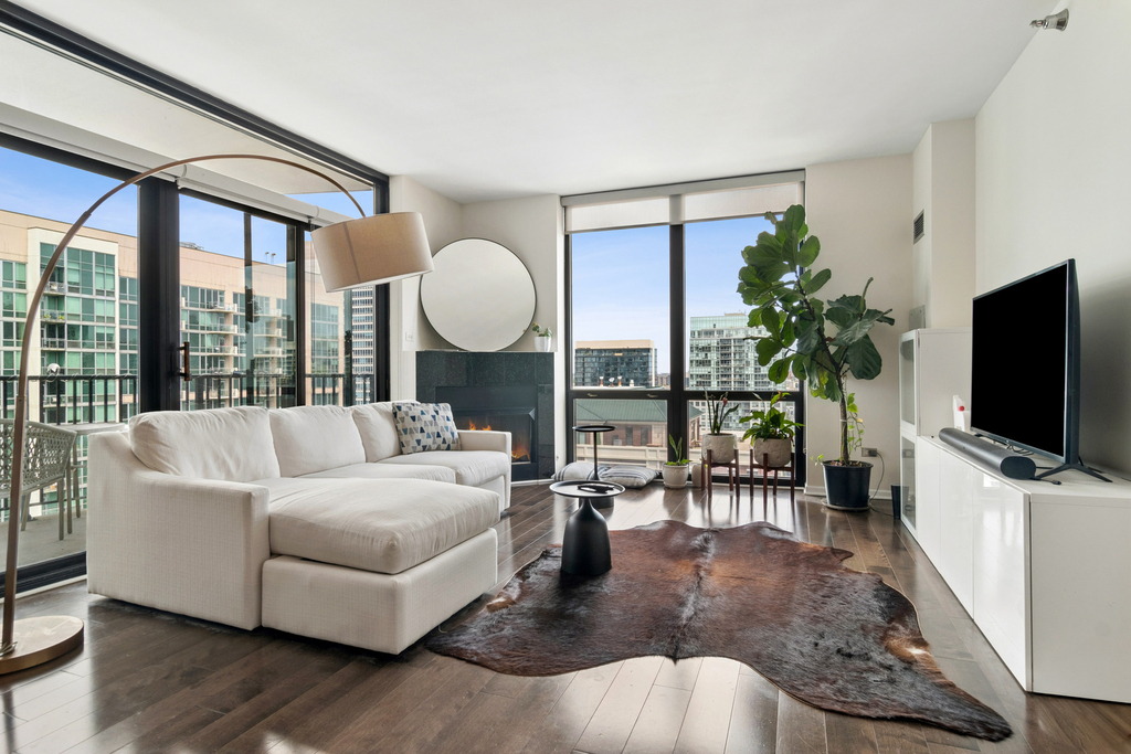 435 W Erie Street - Photo 1