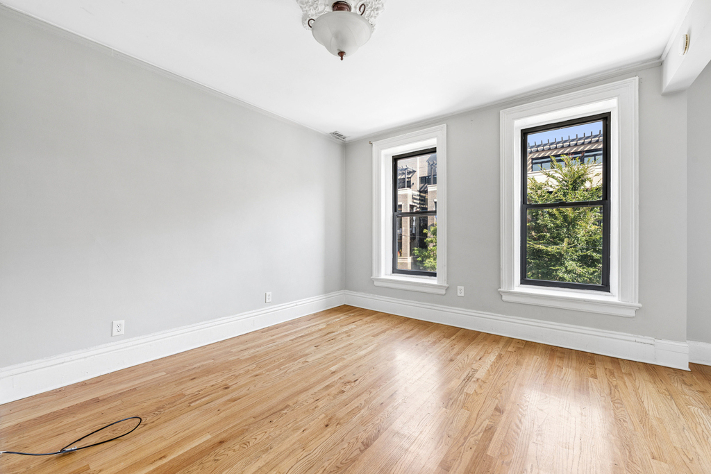 1363 W Walton Street - Photo 1