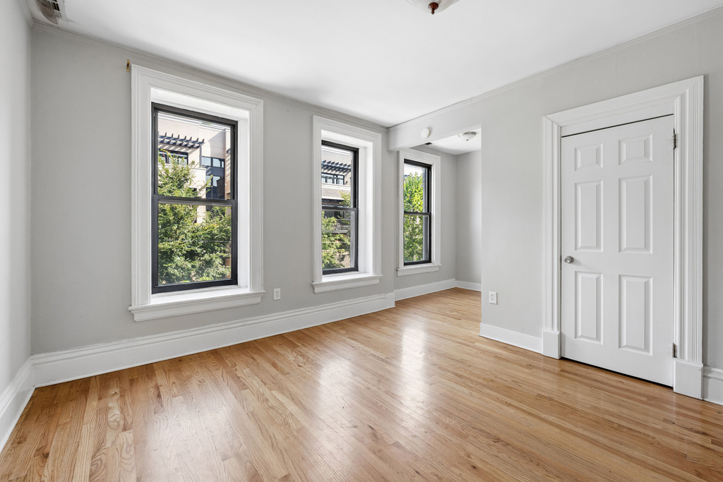 1363 W Walton Street - Photo 2