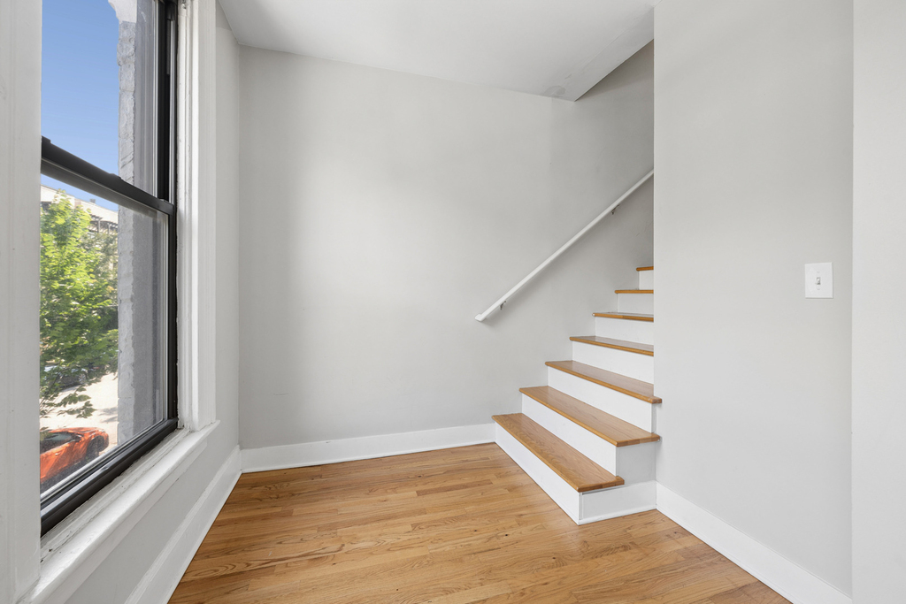1363 W Walton Street - Photo 11