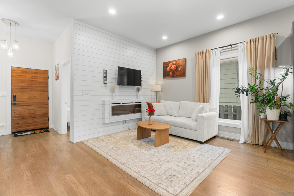 5047 W Winnemac Avenue - Photo 3