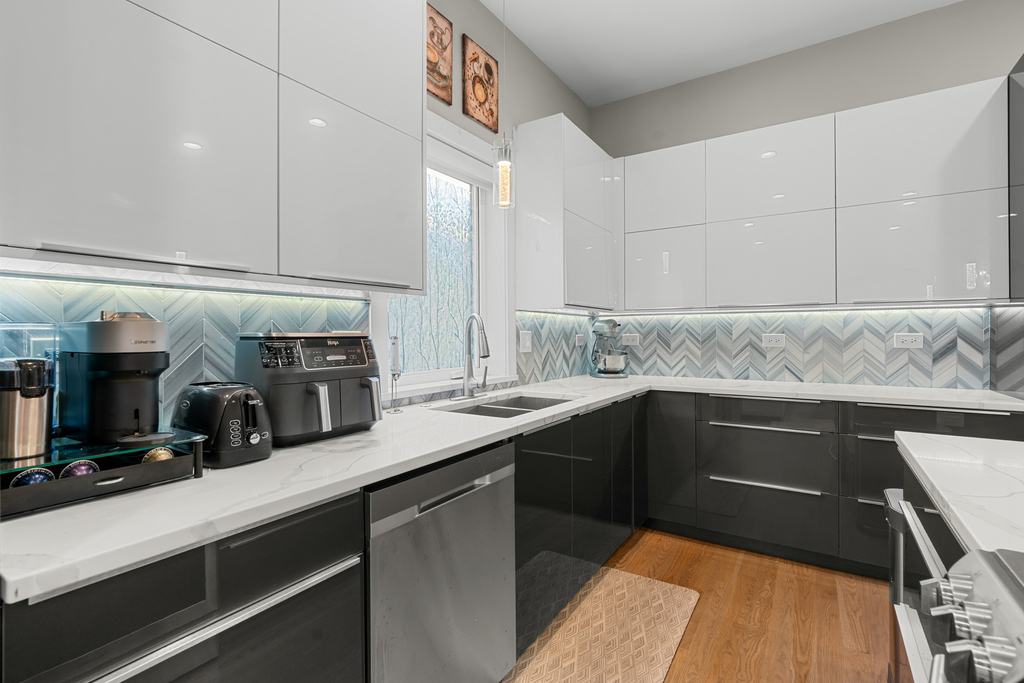 5047 W Winnemac Avenue - Photo 9