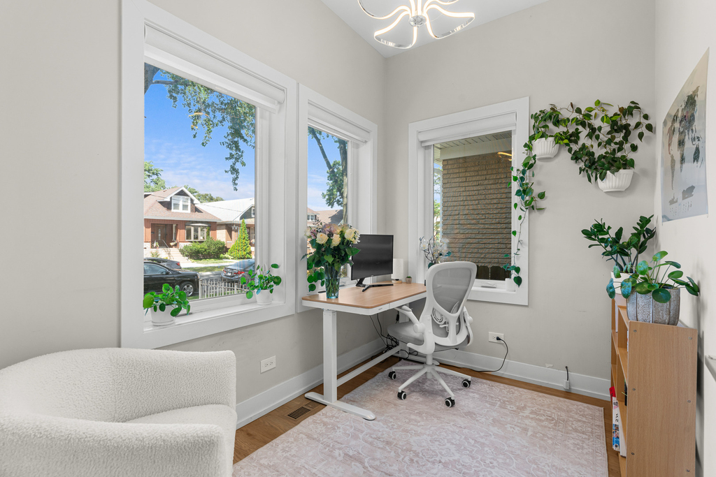 5047 W Winnemac Avenue - Photo 1
