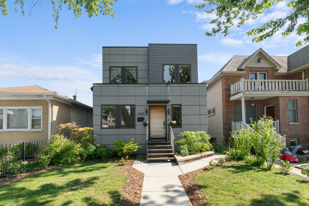 5047 W Winnemac Avenue - Photo 0