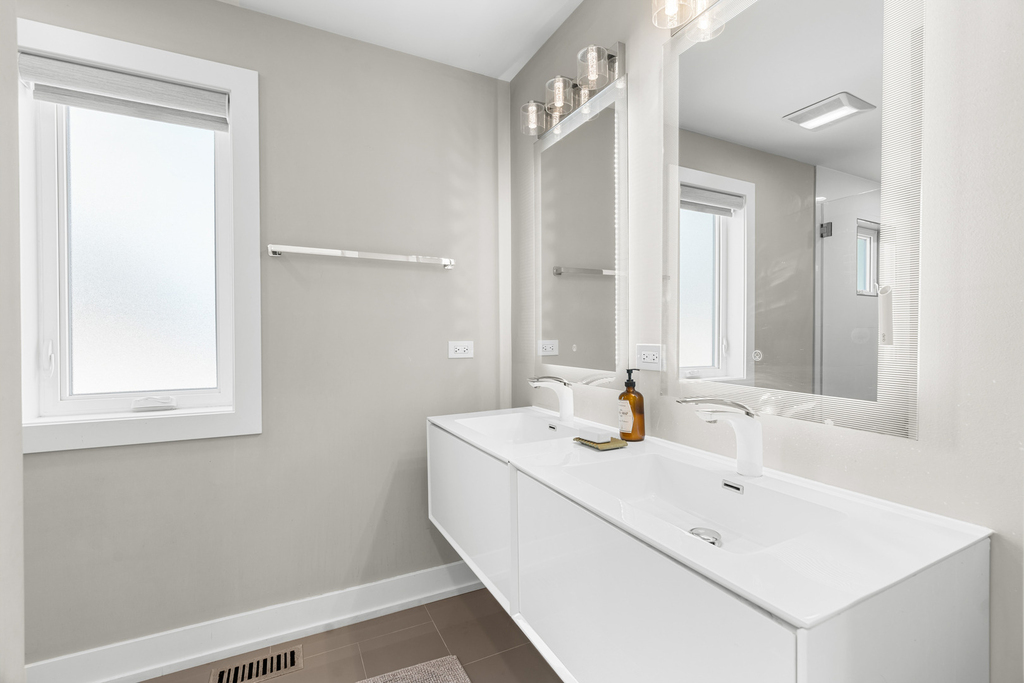5047 W Winnemac Avenue - Photo 22