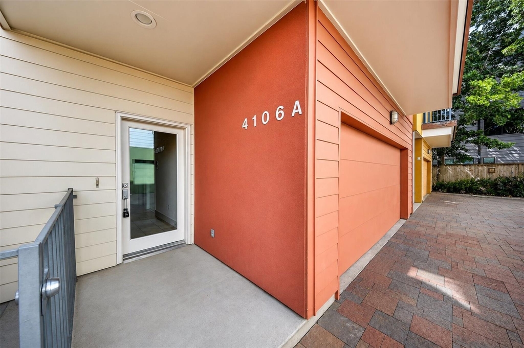 4106 Spencer Street - Photo 2