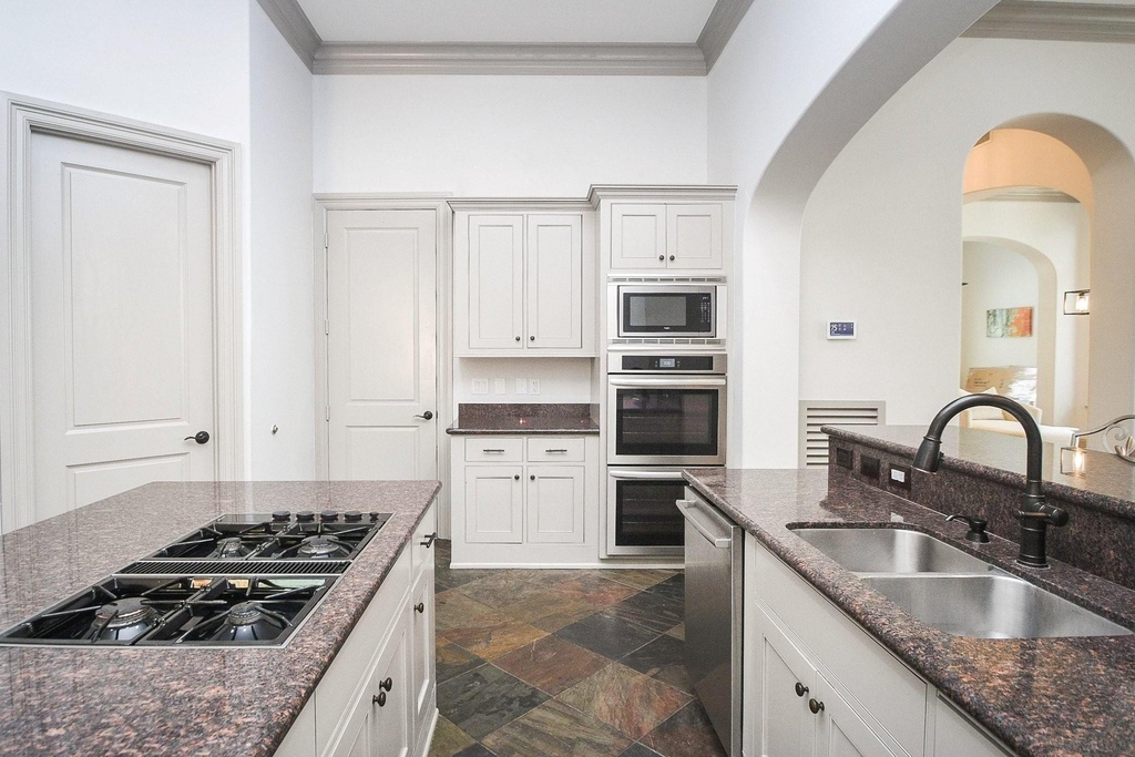 2702 Tudor Manor - Photo 15