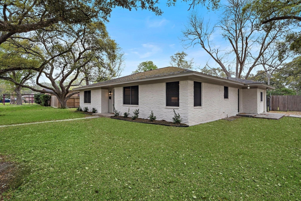 1606 E Fayle Street - Photo 1