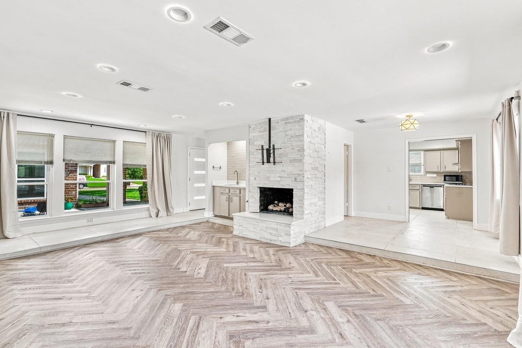 1135 Trowbridge Drive - Photo 4