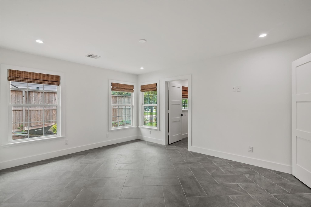 312 W 31st Street - Photo 25