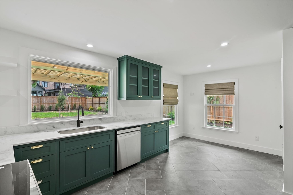312 W 31st Street - Photo 20