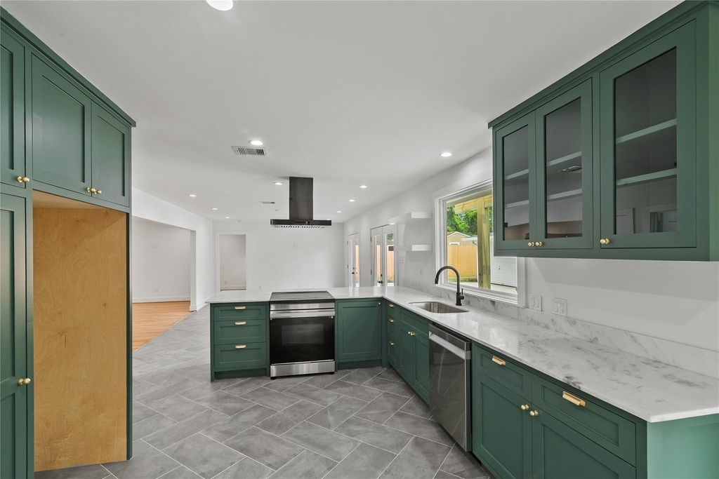 312 W 31st Street - Photo 22